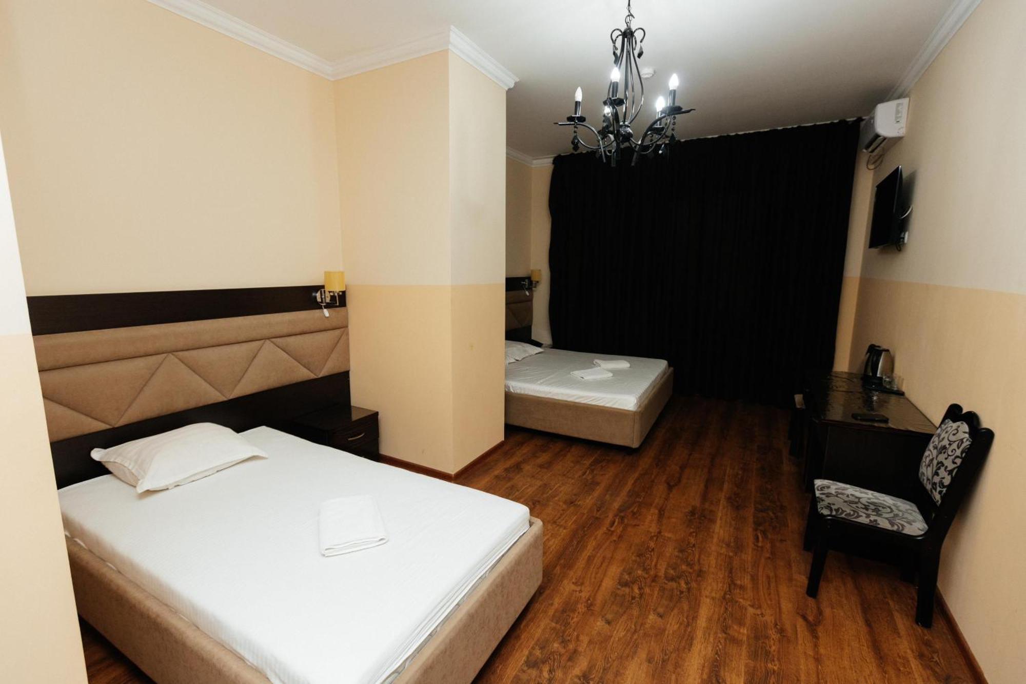 Alcazar Hotel Atyrau Bagian luar foto