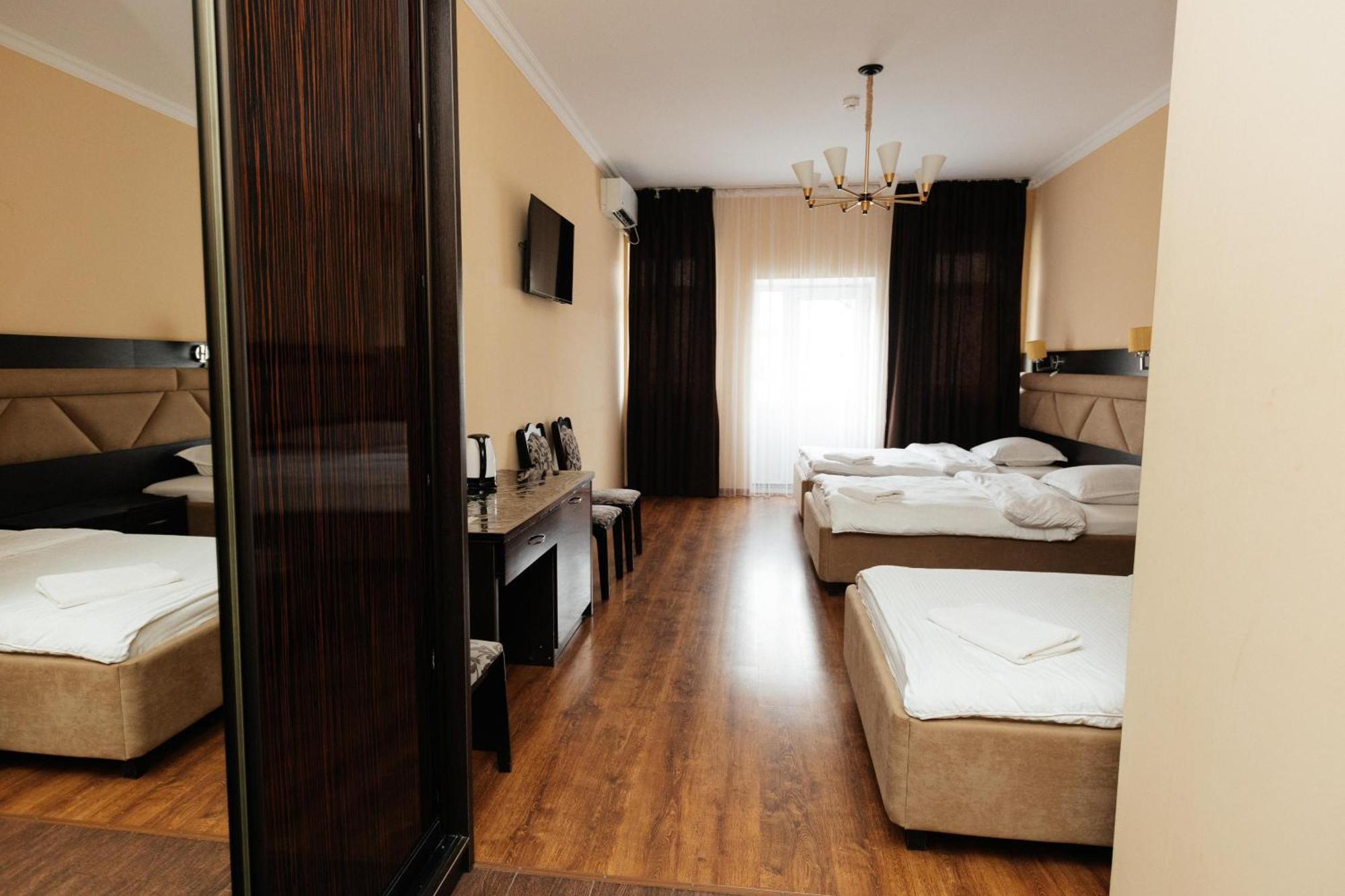 Alcazar Hotel Atyrau Bagian luar foto