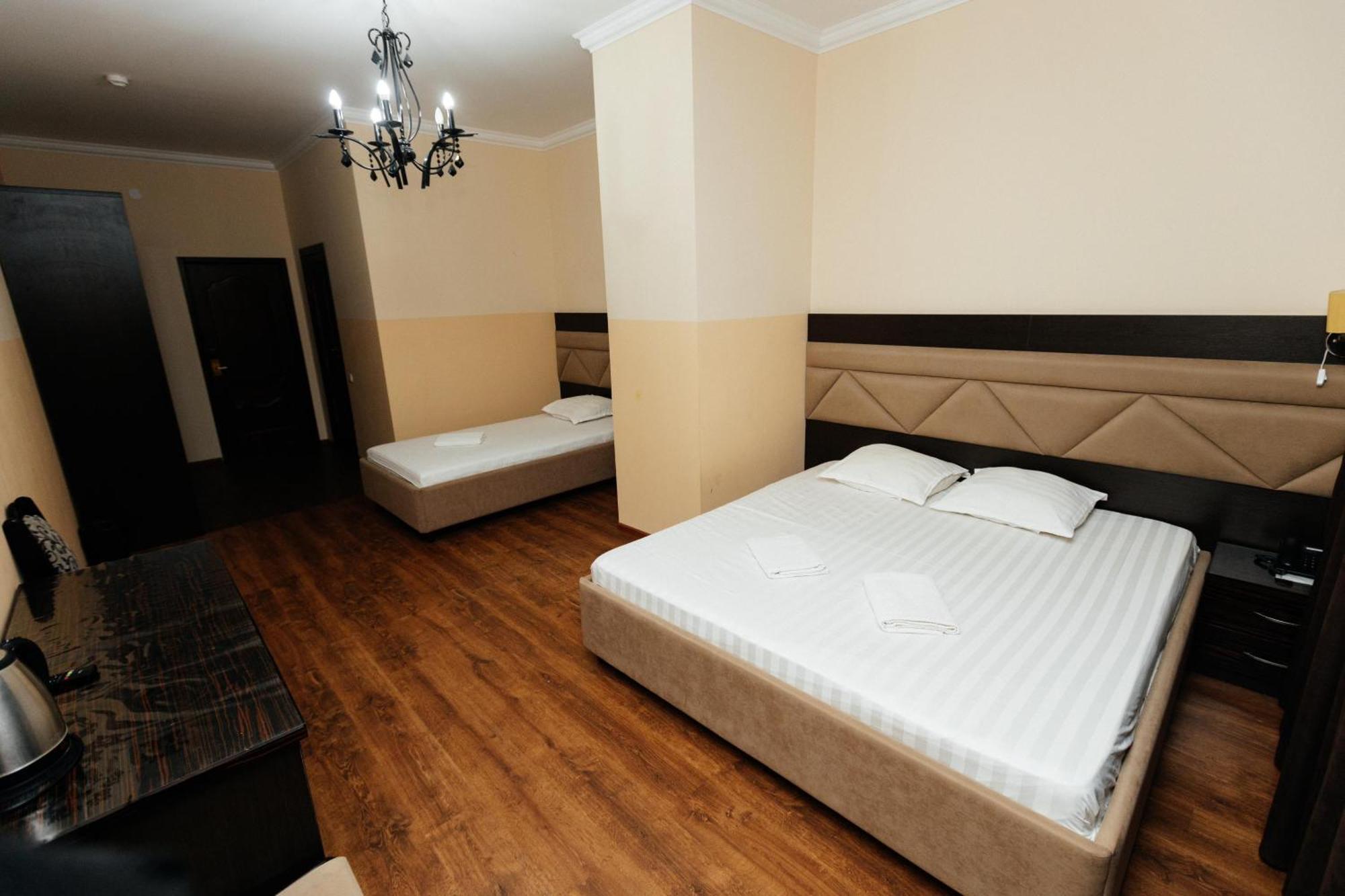 Alcazar Hotel Atyrau Bagian luar foto