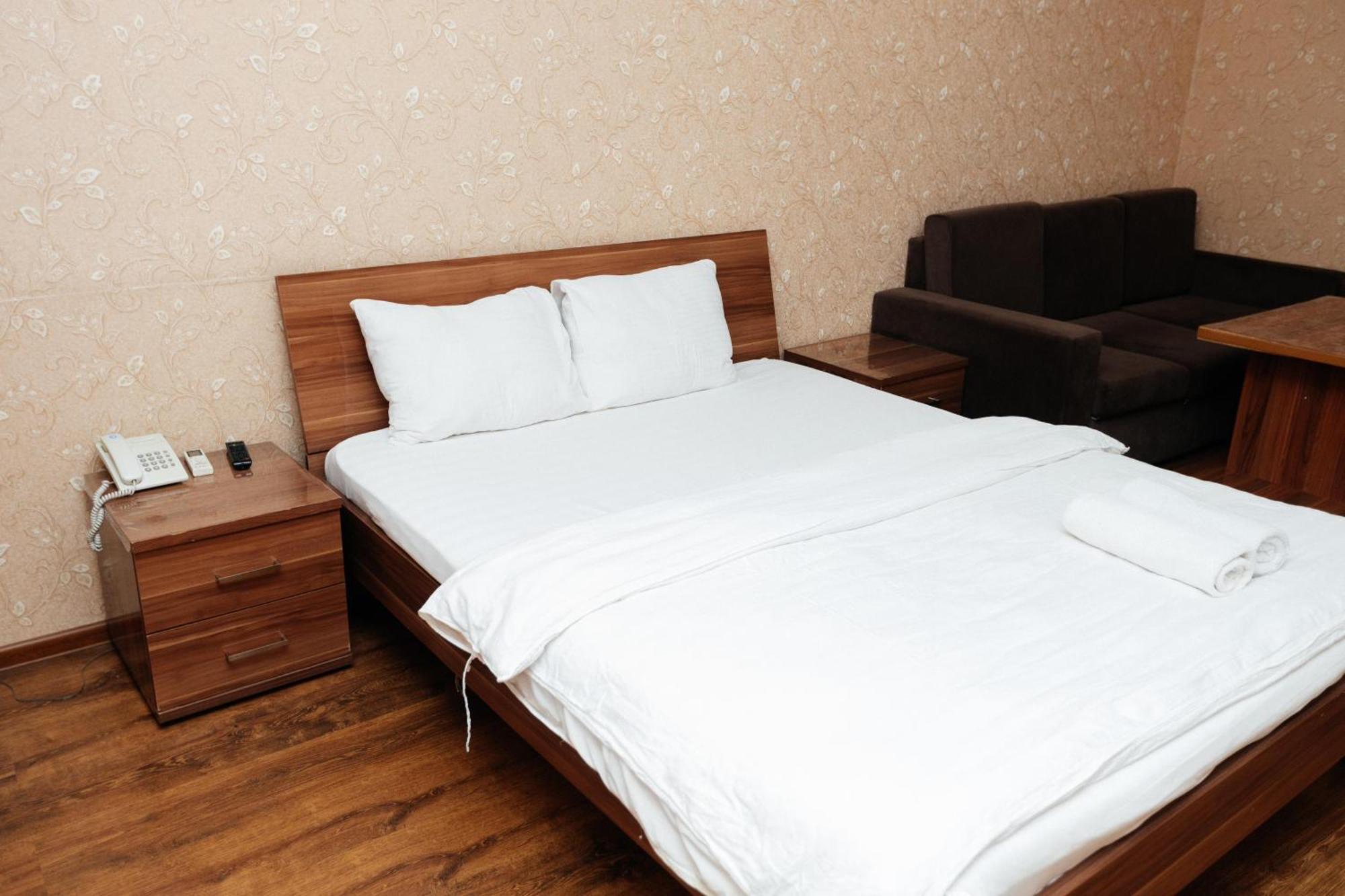 Alcazar Hotel Atyrau Bagian luar foto