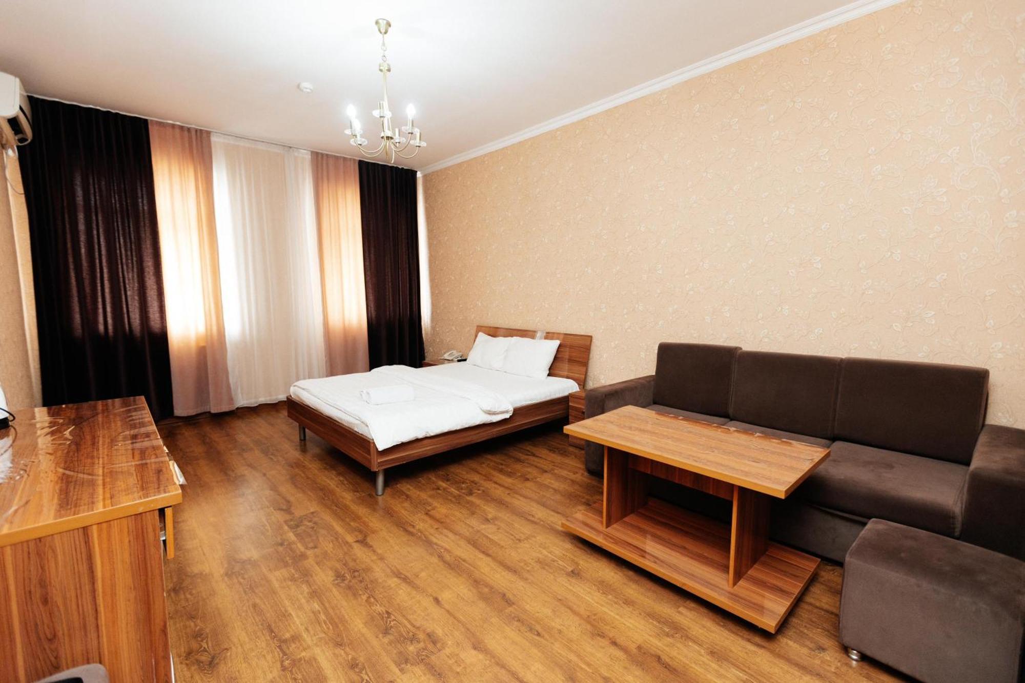 Alcazar Hotel Atyrau Bagian luar foto
