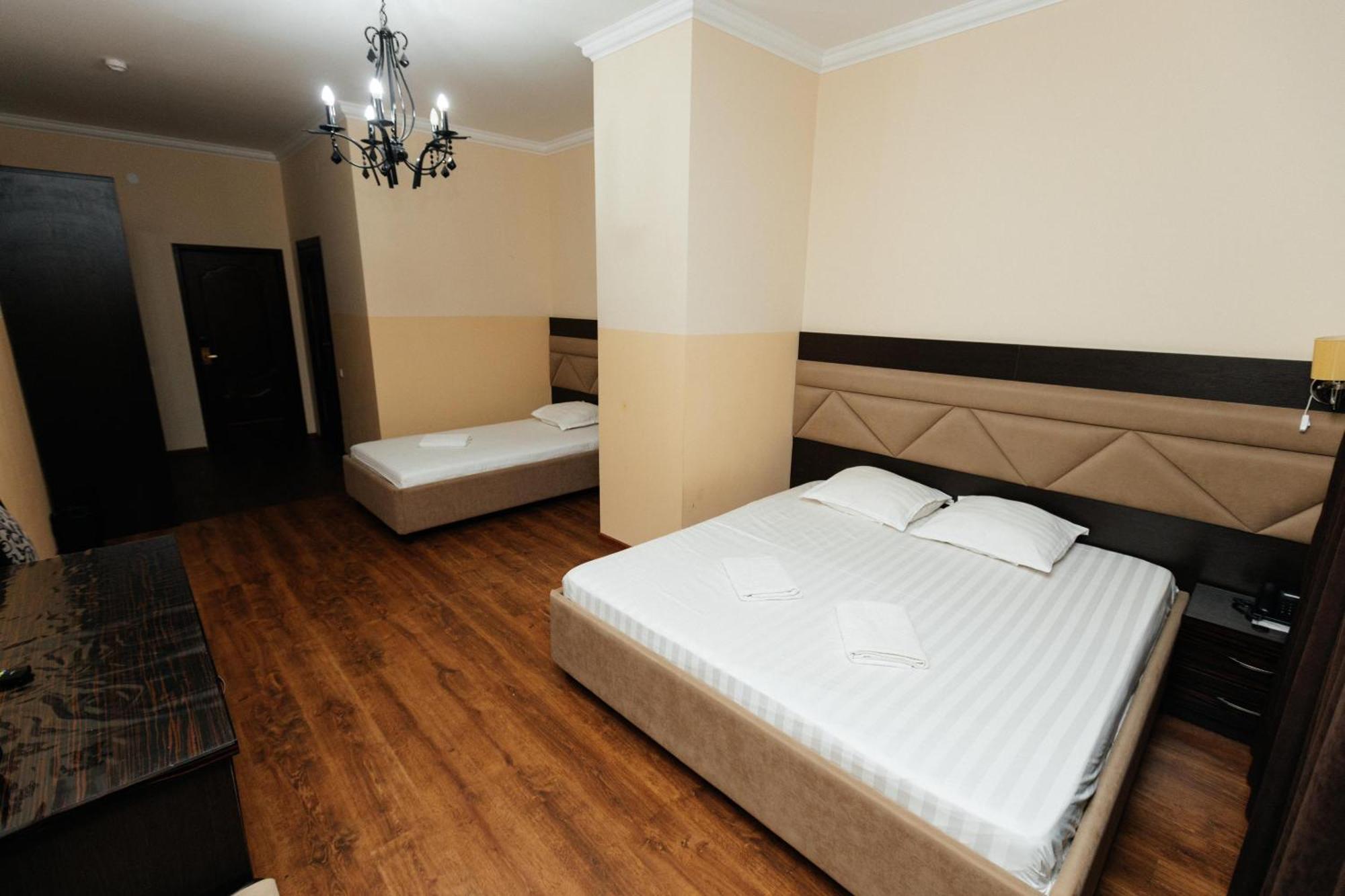Alcazar Hotel Atyrau Bagian luar foto